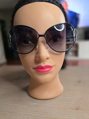 Emilio Pucci Oversized Sunglasses with nlack and white abstract Accents